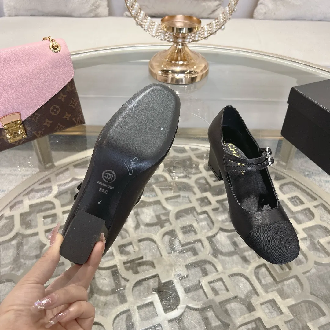 👟👟Ex-factory price 520👟👟 𝐂𝐇𝐀𝐍𝐄𝐋 | Xiaoxiang 2025 Mary Jane single shoe Macaron series ❤️ 2025 spring and summer new product Xiaoxiang Mary Jane single shoe series is new〰 🍬 A must-have in the fashion circle, the combination will interpret the meticulous, minimalist and classic elements that will never fade away 💋Show unique dressing style and it’s too beautiful to say anything. A must-have for summer... Upper: Sheepskin Lining: Sheepskin Outsole: Genuine leather sole Shoe size: 35-41 (40, 41 customization is non-refundable) Heel height: 1.5cm/6cm